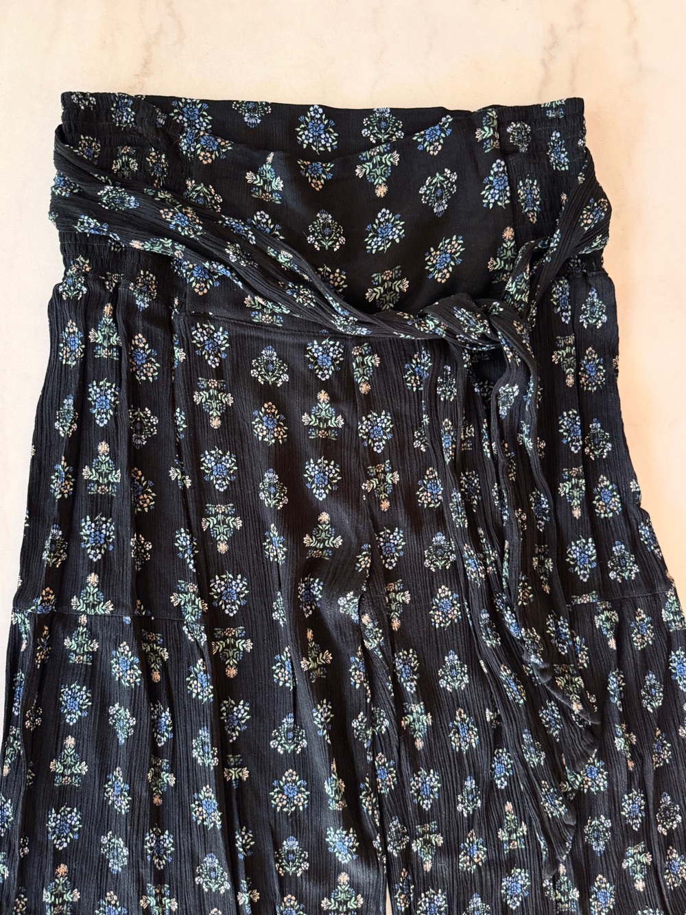 Women’s Black Floral Wide-Leg Pants - Picture 2 of 4